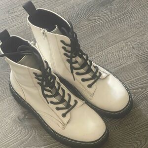 women’s white sz 8 combat boots